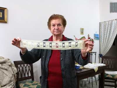 ... una striscia di tessuto rettangolare con figura "a gabbia"... 